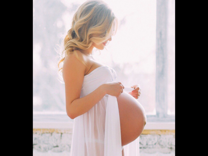 Photoshoot of a pregnant blonde