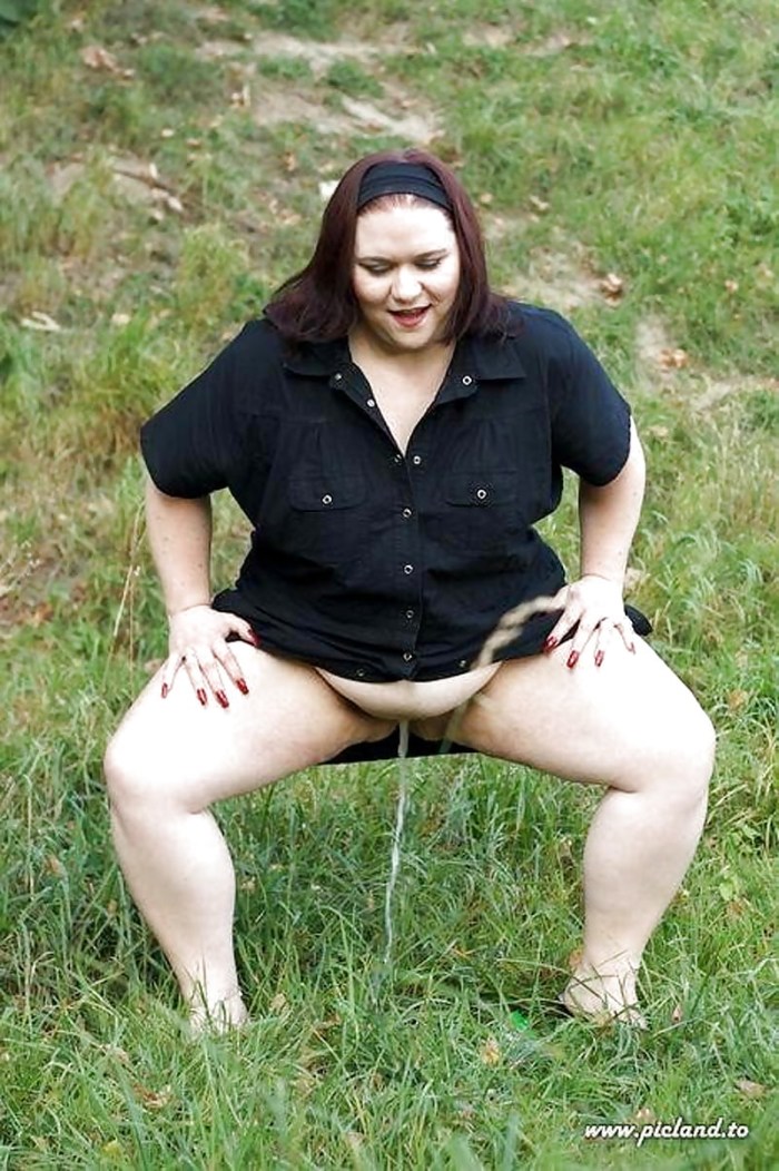Pissing bbw in nature