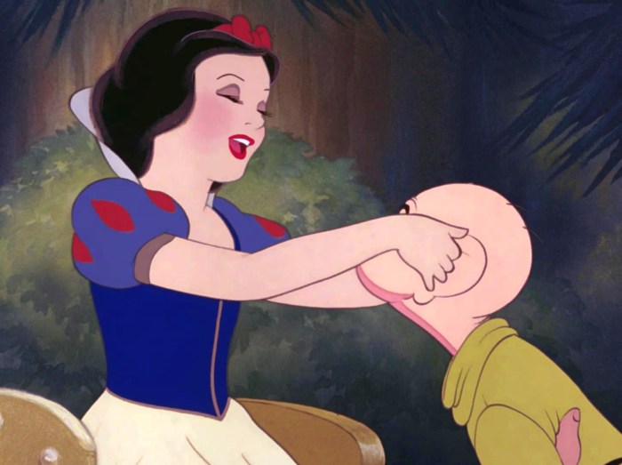 Snow White and 7 dwarves of Disney Kiss