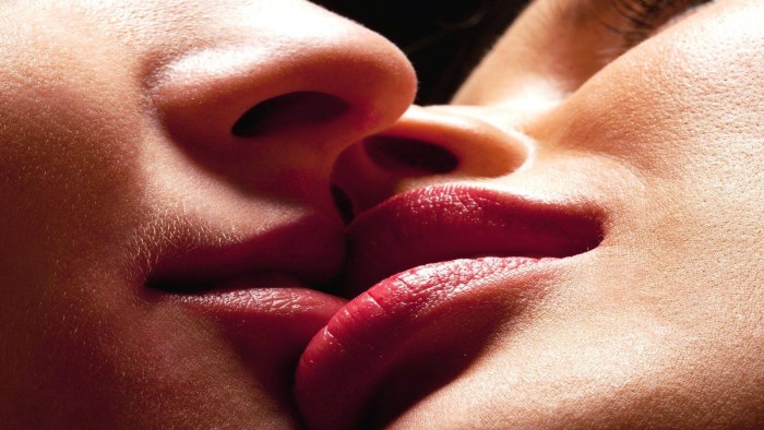 Men's lips kiss