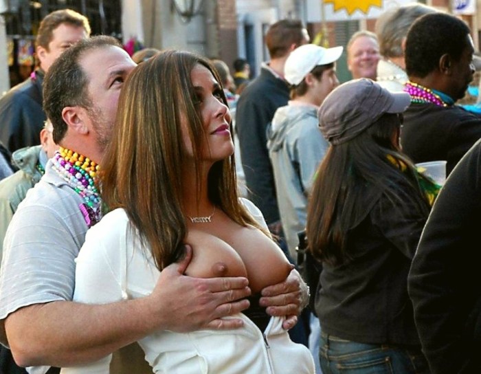 Girls show the buzz in public places
