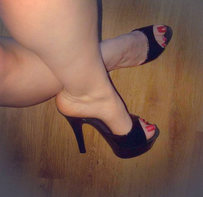 Chubby female legs in shoes