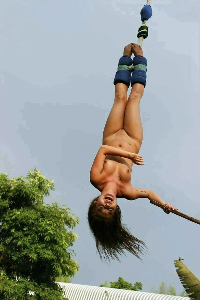 Jumping with tarzanka naked