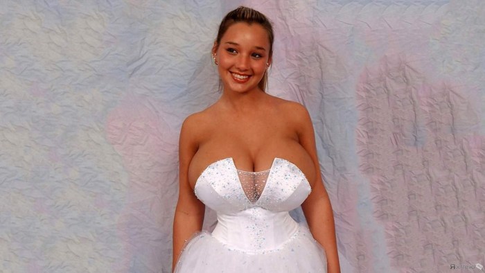 Amanda lee in a dress