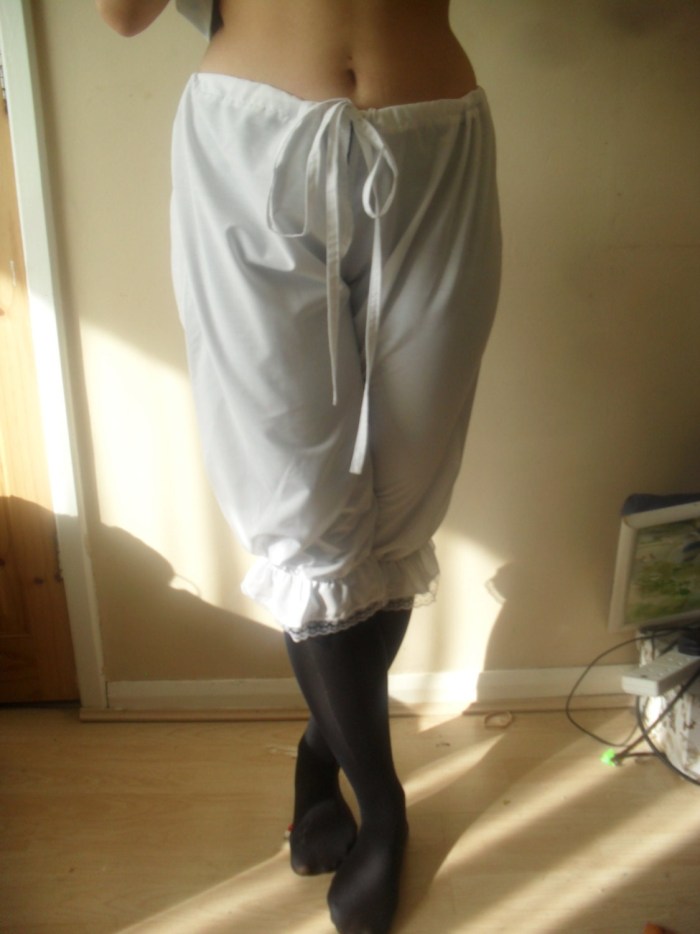 Women in Pantalones and Stockings