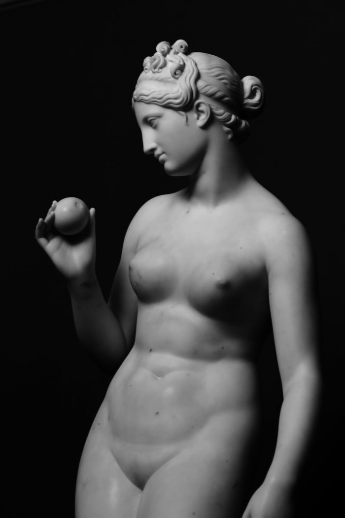 Torvaldsen Venus with an apple