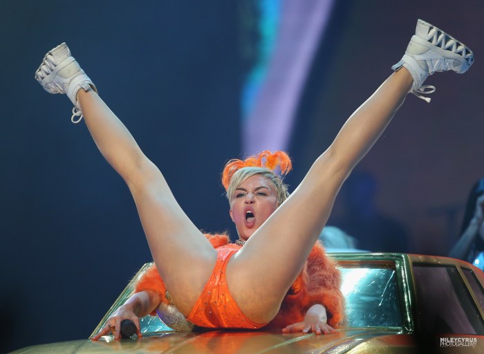 Miley Cyrus 18 on stage