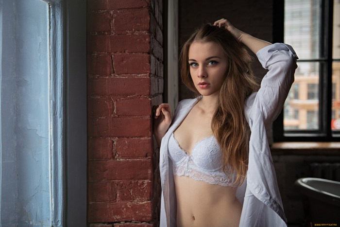 Julia Mikhalkova unfasten the blouse