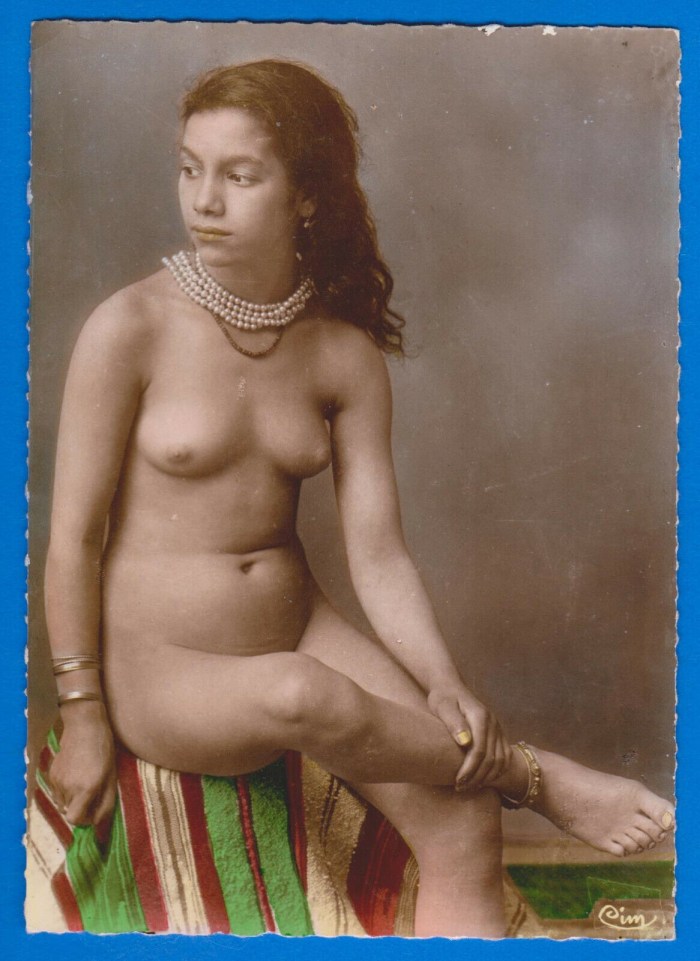 Naked women are captured by the Indians