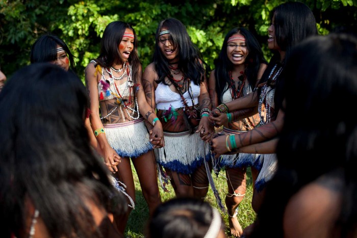 Naked Amazons with slaves