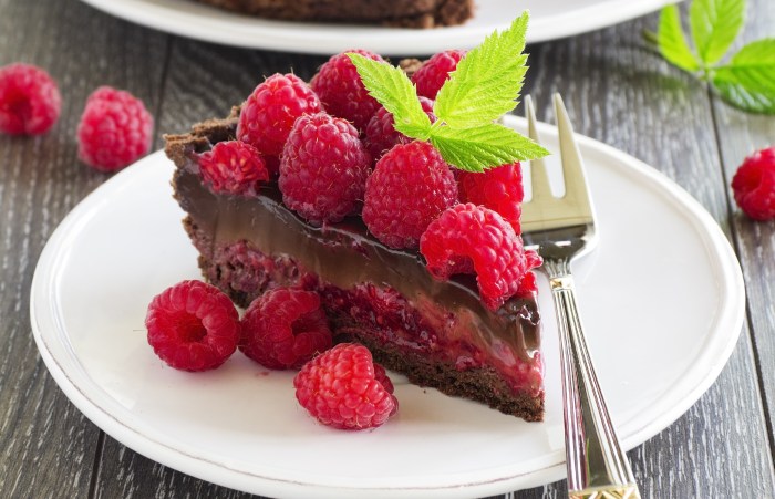 Chizkeke cake with raspberries