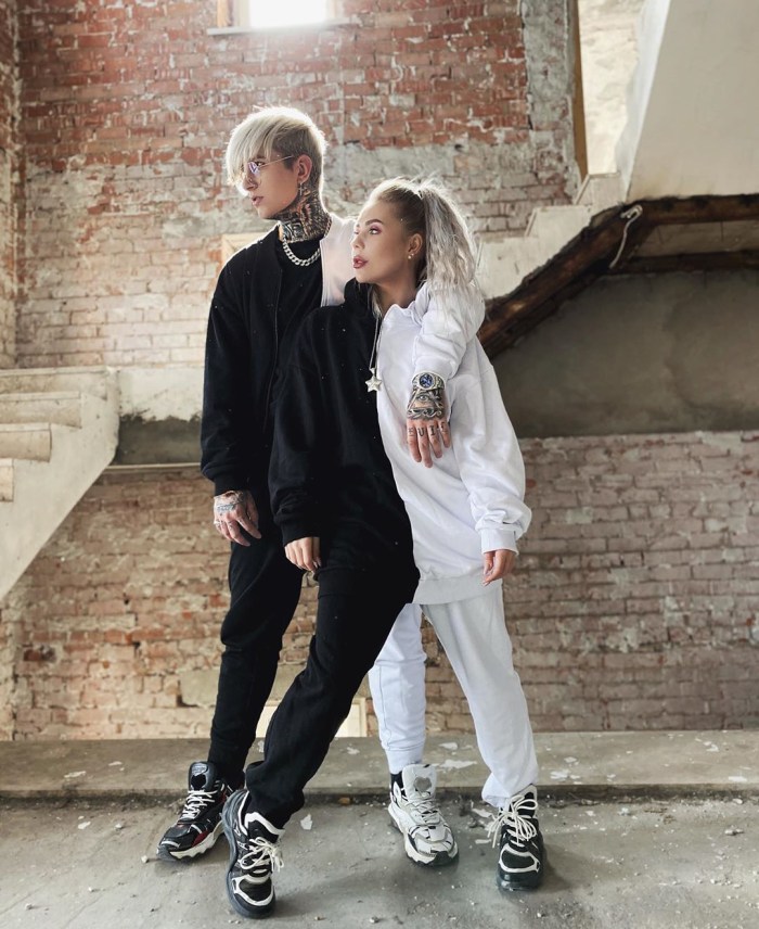 Pose for drawing 4 hands