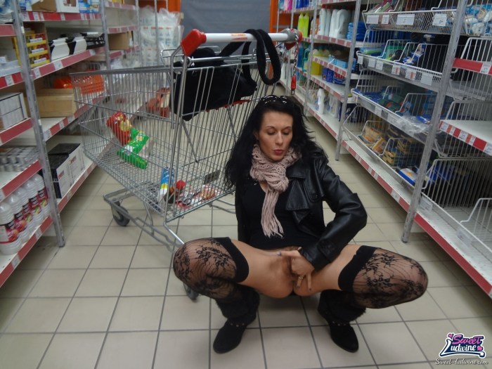 Without panties in a supermarket