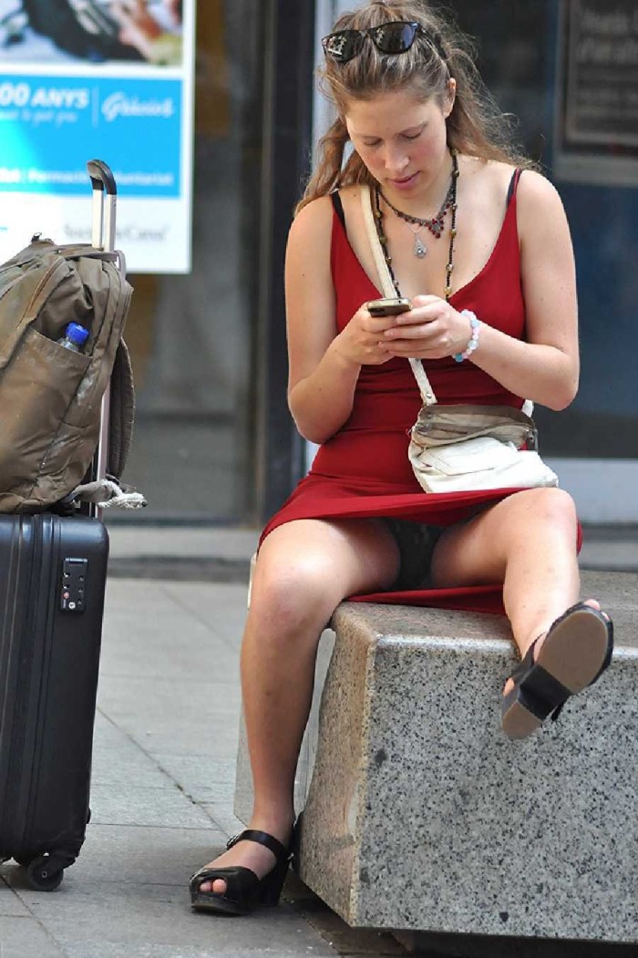 Under Skirt Cherleader's Close-Up from the Near-Terotic Pictic