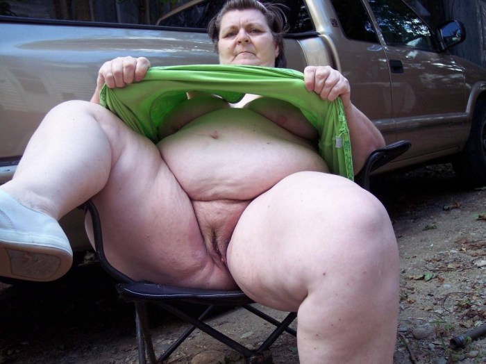 Puffy Milf spread her legs