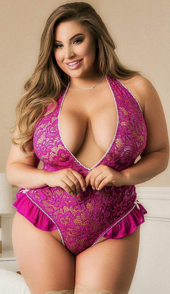 Models Big Saiz in underwear