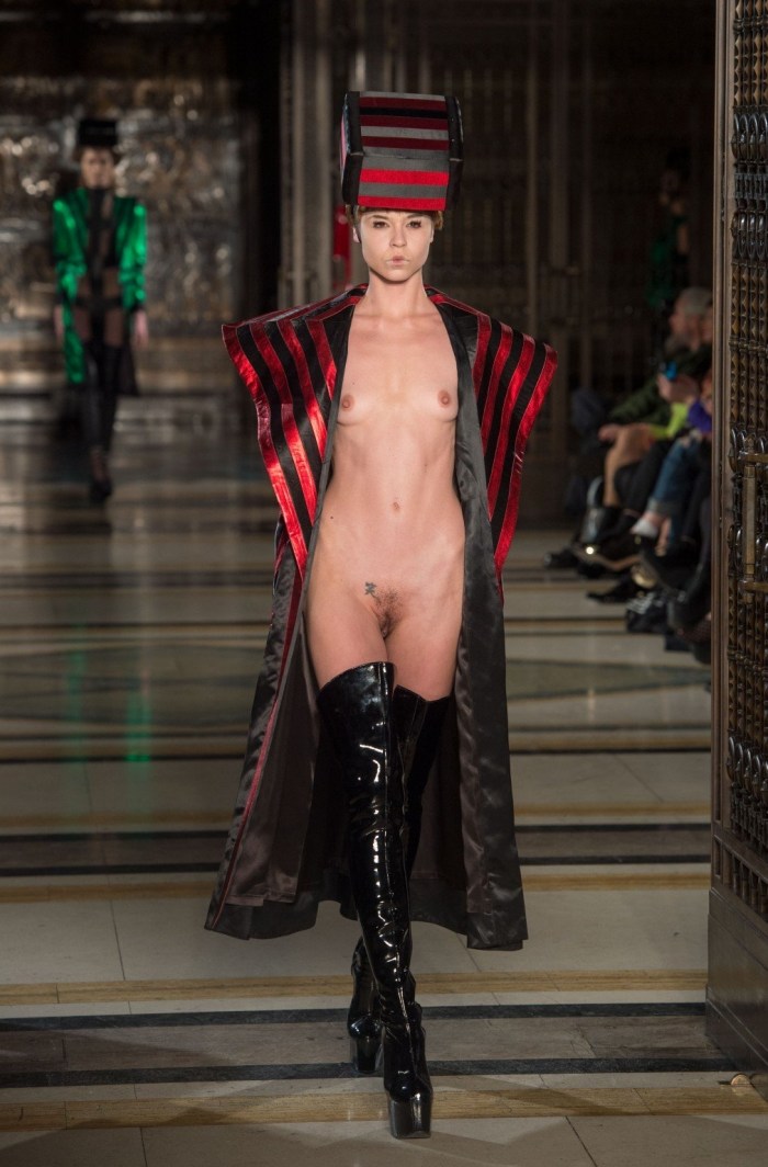 Alan Kuznetsova chest nude catwalk