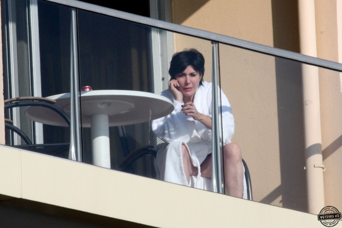 Sits without panties under the skirt