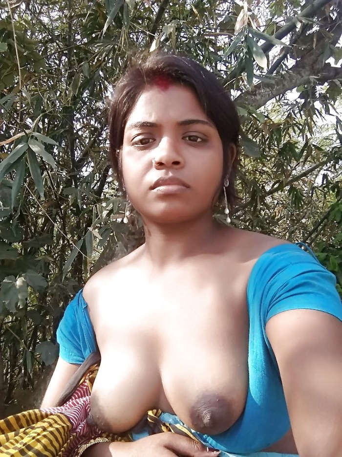 Indian deses bhabhi showing boobs of selfie young