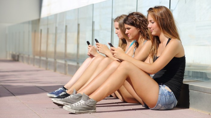 Several girls poples