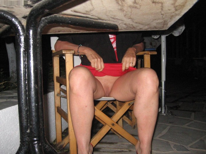 Mature in a skirt and without panties