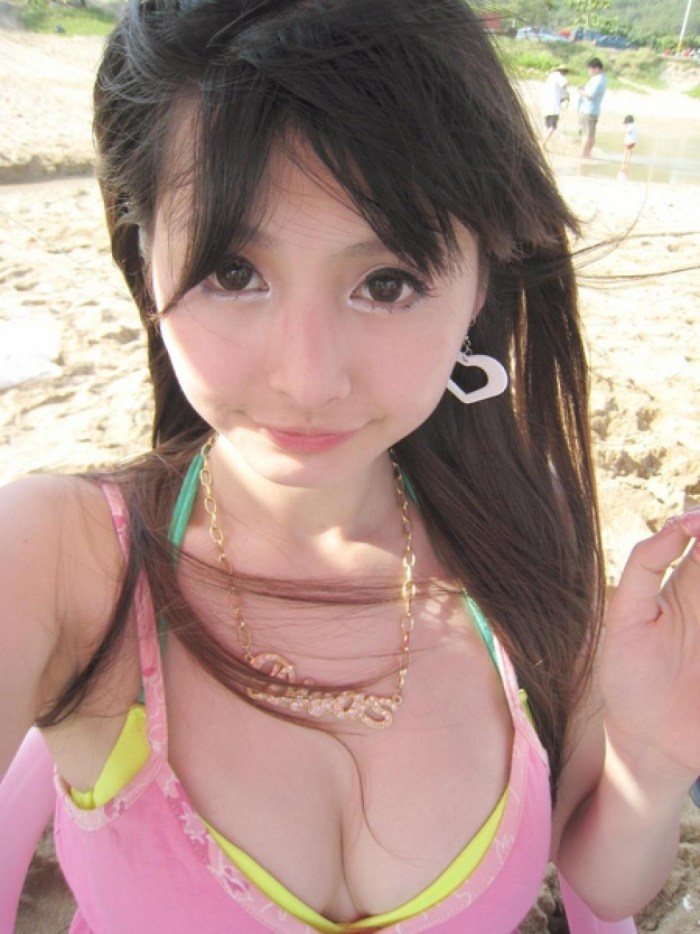 AI Sinodzaki in a swimsuit