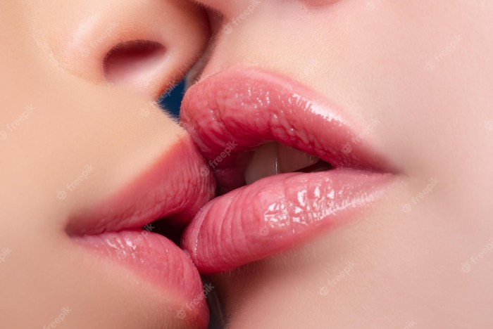 Lesbian kisses with language