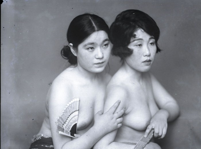 Naked Chinese women retro