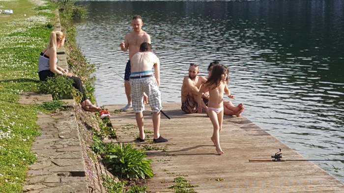 Bride's girlfriends without complexes