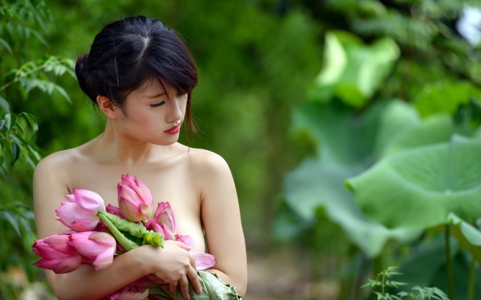 Vietnamese girl with lotus