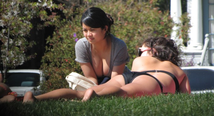 UPSKIRT BENT OVER amateur