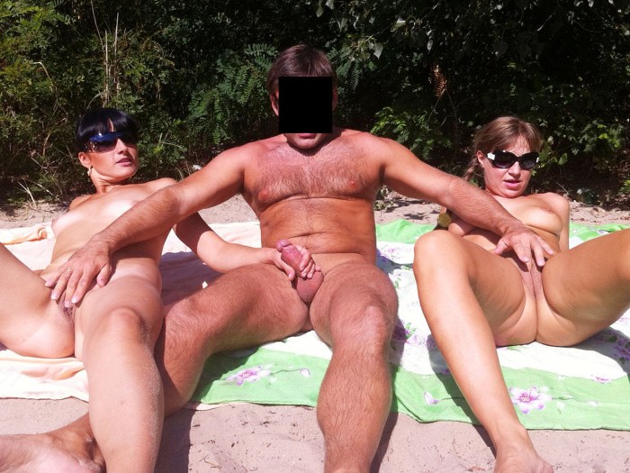 Entertainment of swingers on the beach