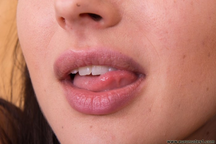 The activist exposed the buttocks in front of the police building