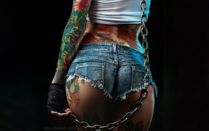 Speeshuses for the girl with a tattoo