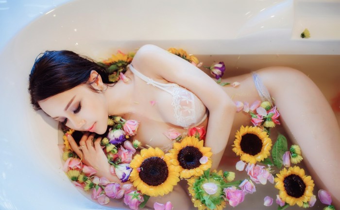 Photo shoot in flowers in the bathroom
