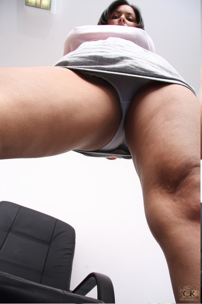 Peeping under a skirt without panties