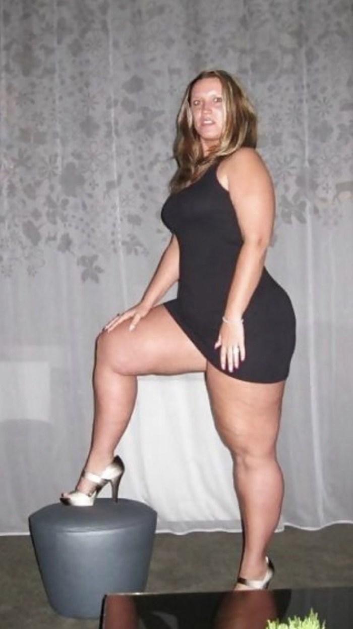 Muslim fat woman spreads his legs