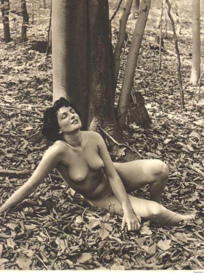 Retro naked girls in nature