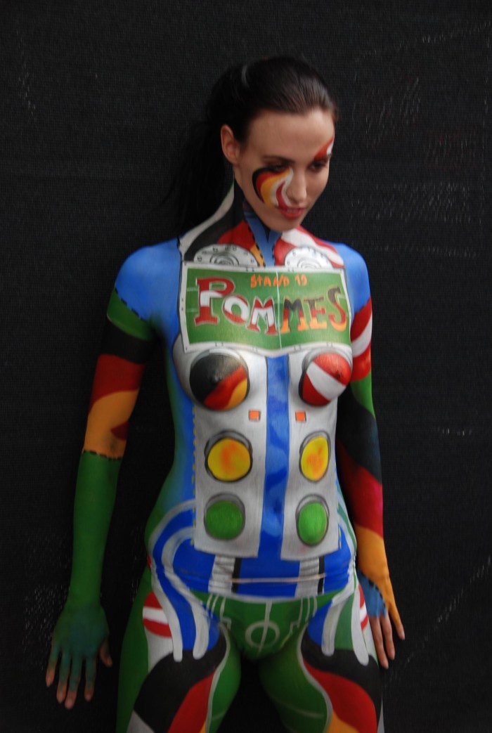 Bodiart on the female body below the belt