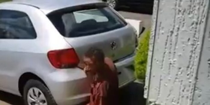 The girl mastered the guy in the car