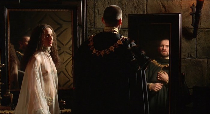 Liliana Komorovsk is naked