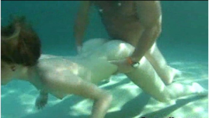 Shows pussy underwater
