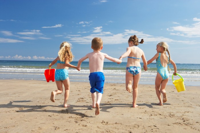 Family naturalists at sea