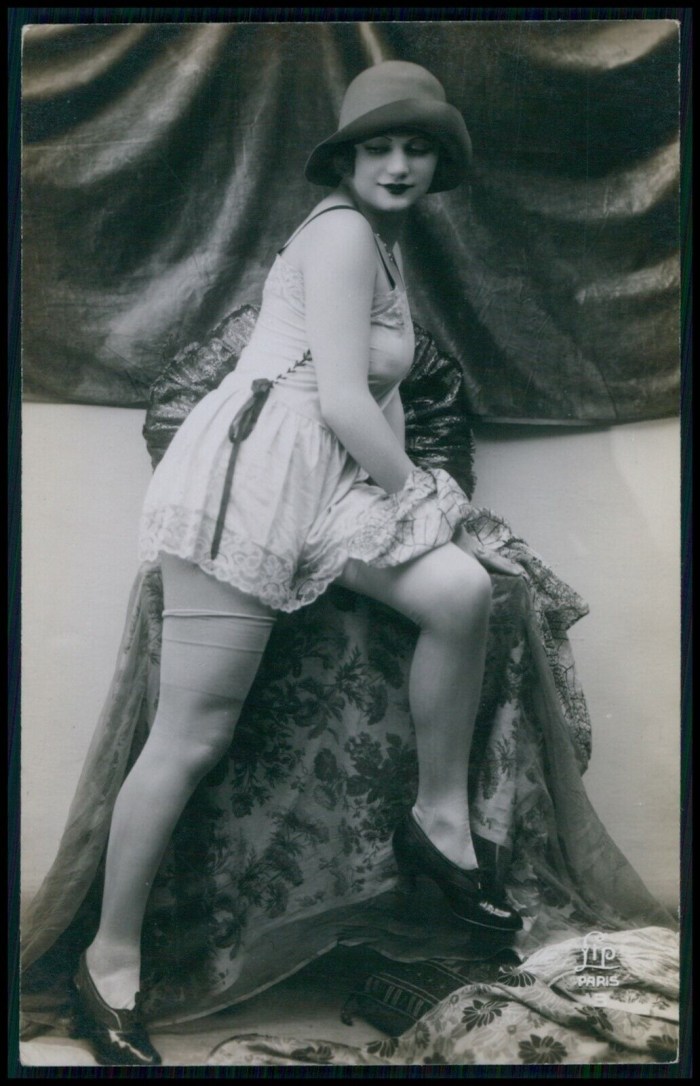 Old naked women retro