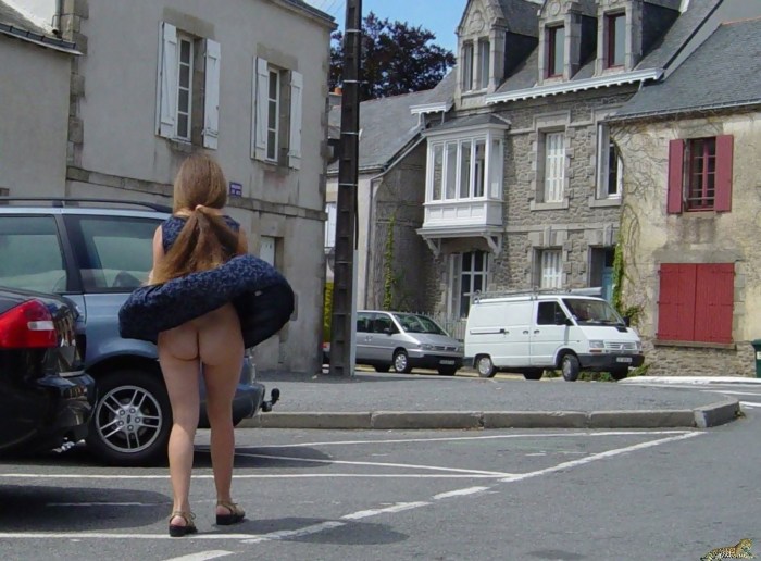 The wind lifted a skirt without panties