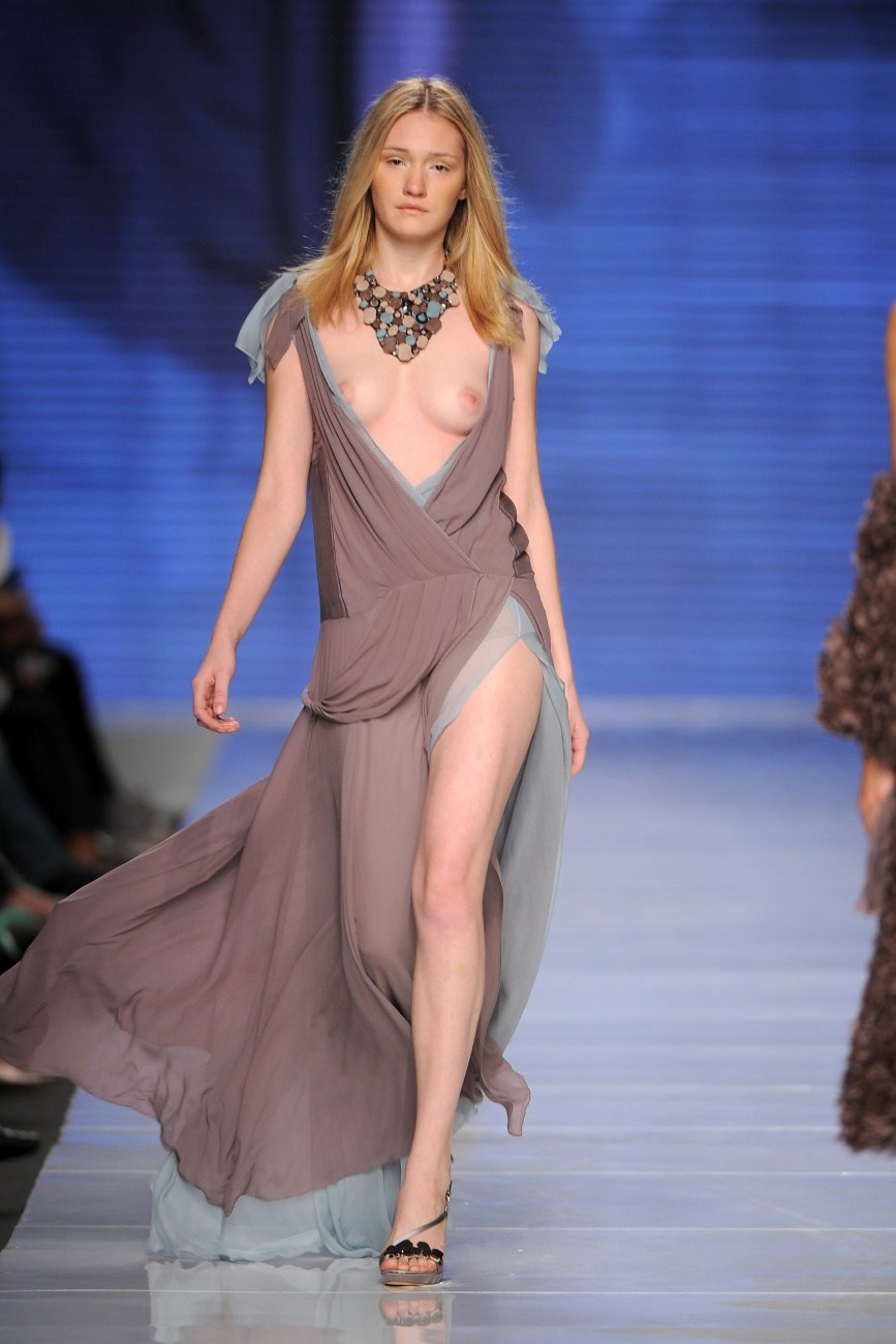 A naked Old Lady on the Catwalk (62 photos) pic