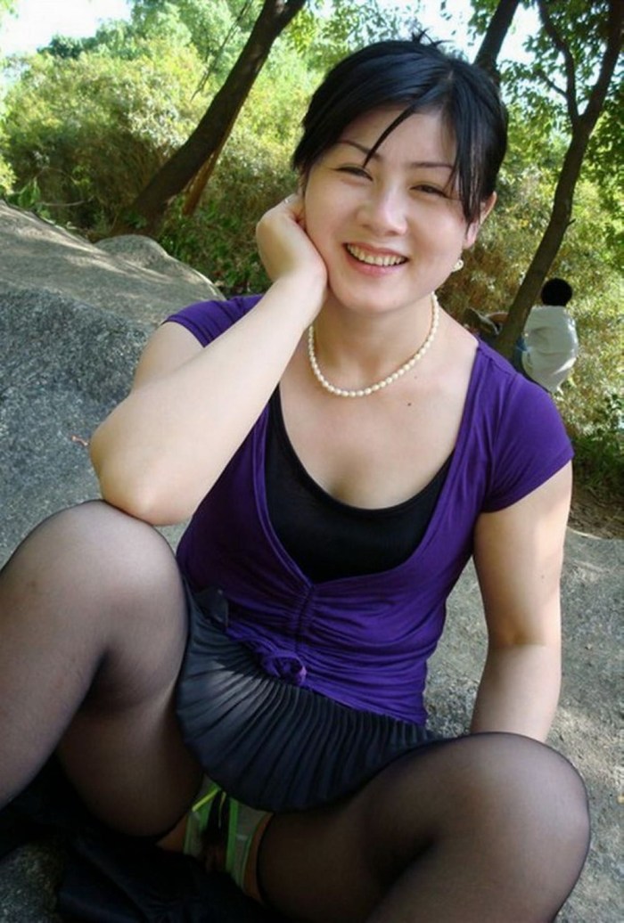Asian girls under a skirt