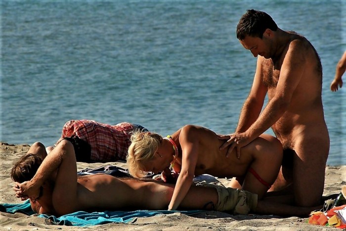 Fuck on the beach without panties