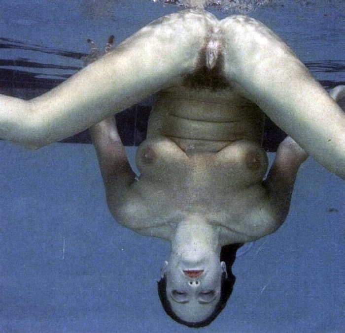 The guy cums under water