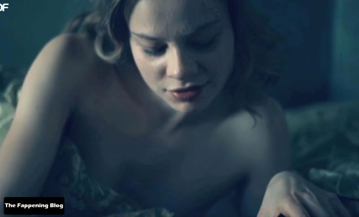 Naked actress Emma Bading